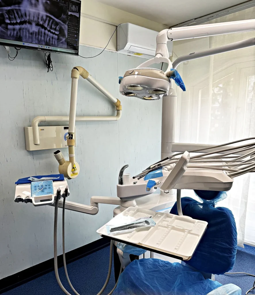 Radiografia endorale digitale Sirona con immagine sul monitor a parete