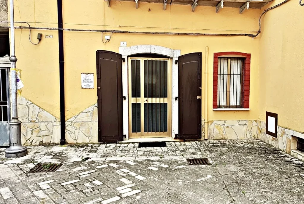 Ingresso dello studio in Largo di Corte 8 a San Lorenzo Maggiore